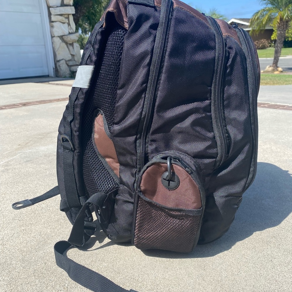 Solar Powered Backpack - Picture 4 of 11